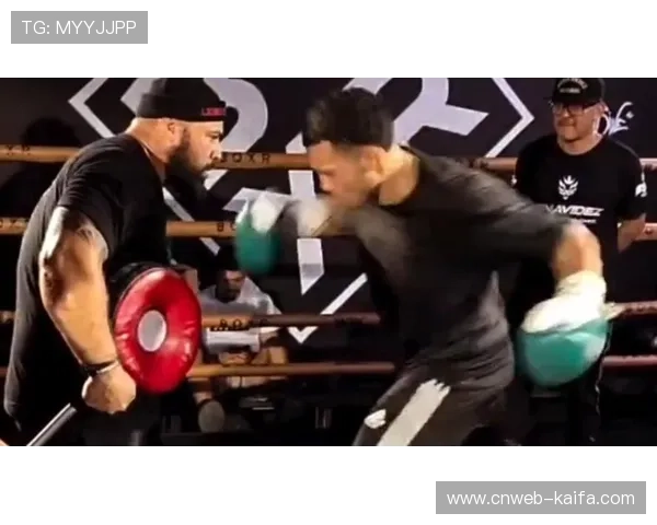 本纳维德兹臂展优势明显,亚德需近身重拳创造机会