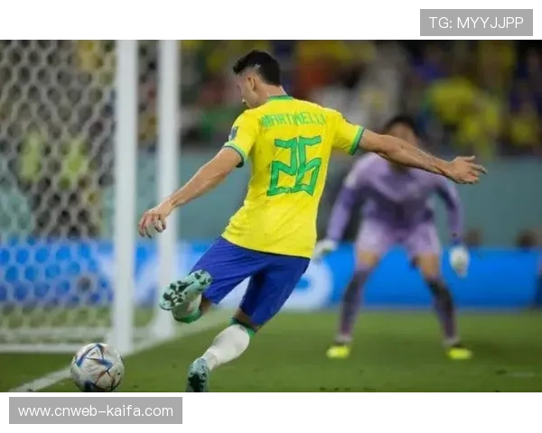 诺伊尔出击失误，马丁内利笑推空门定格比分